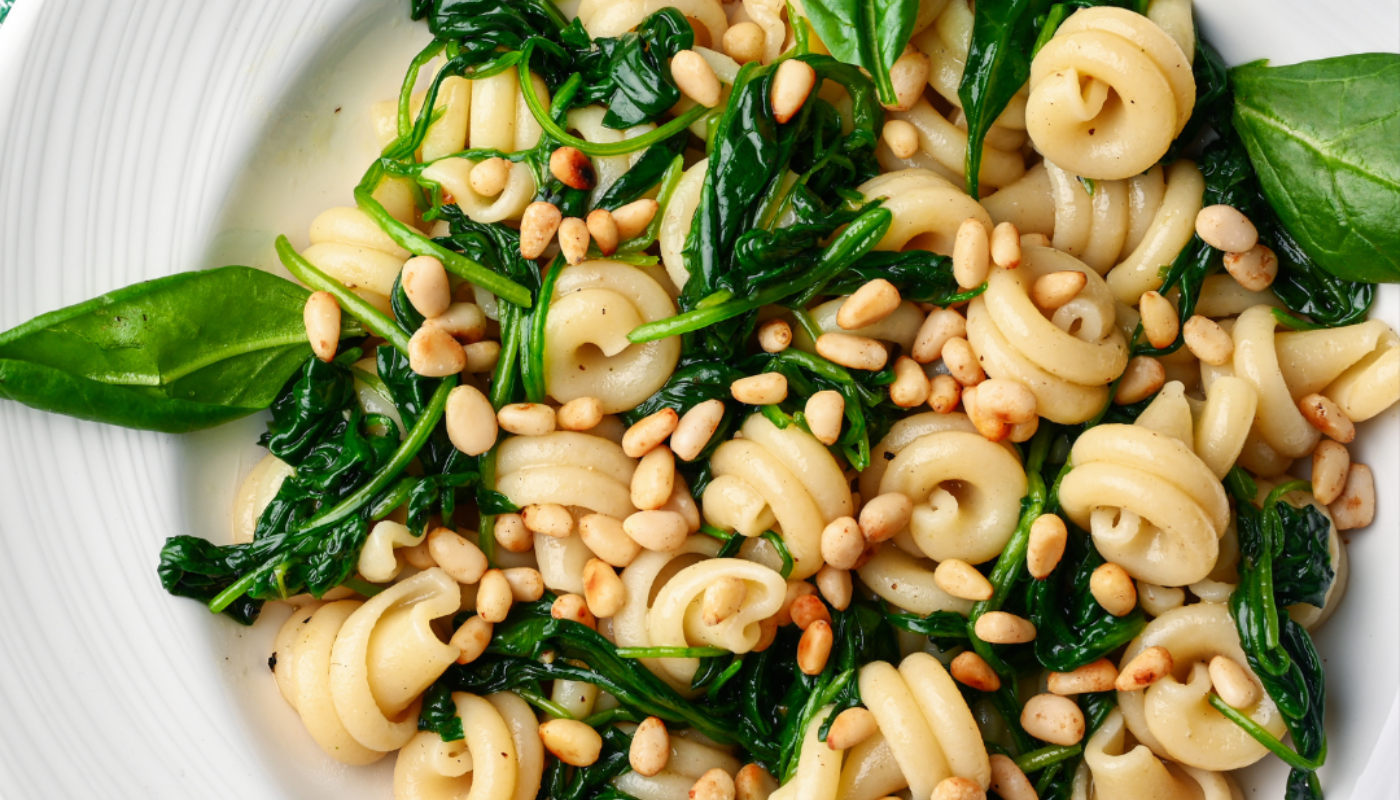 Bergsonne-Käse-Pasta mit Spinat und Pinienkernen