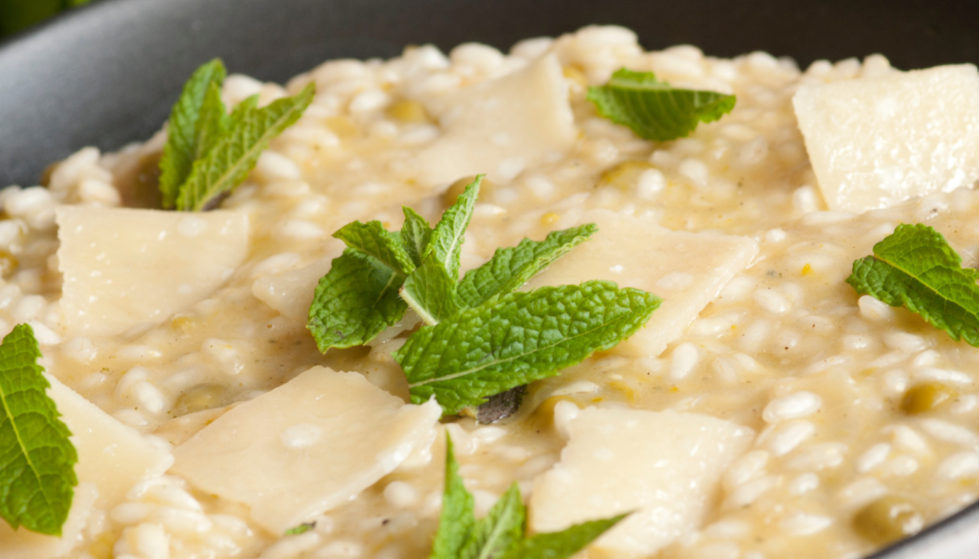 Bournette-Käse-Risotto mit Erbsen und Minze
